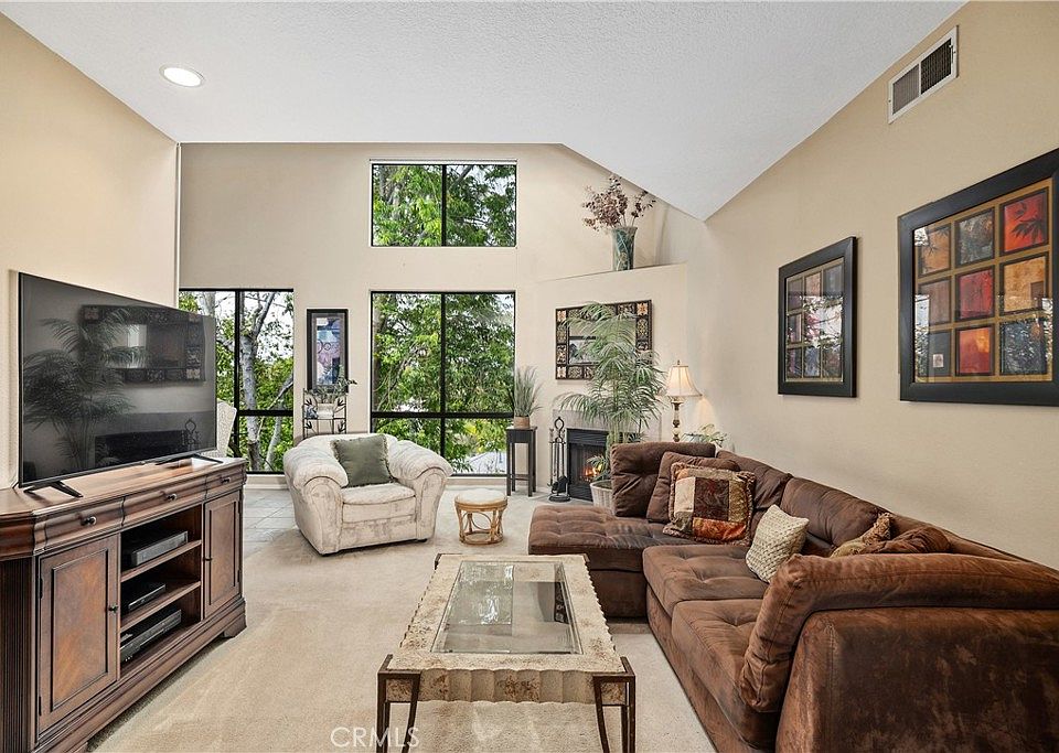 1st image of 13331 Moorpark St APT 326