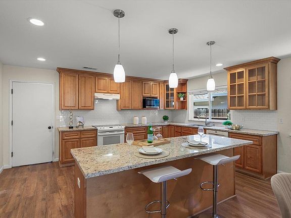 4th image of 408 Casa Loma Ct