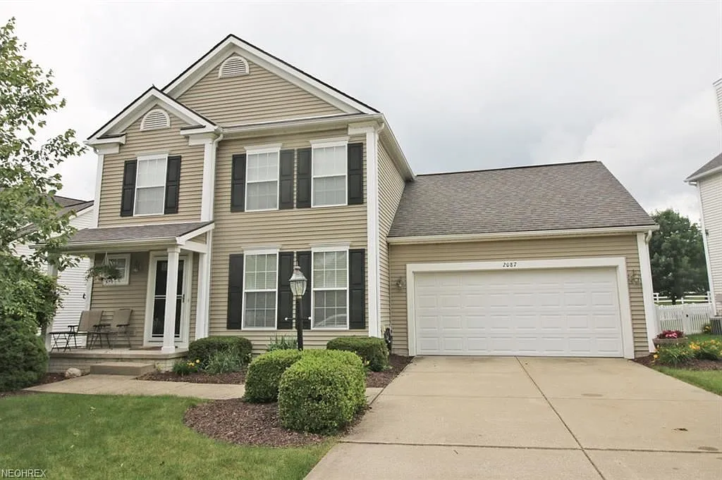 2087 Darrow Lake Dr photo 1