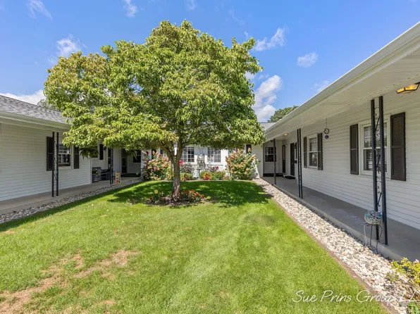 7438 Pinegrove Dr, Jenison, MI 49428
