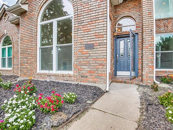 3rd image of 1649 Blackstone Dr