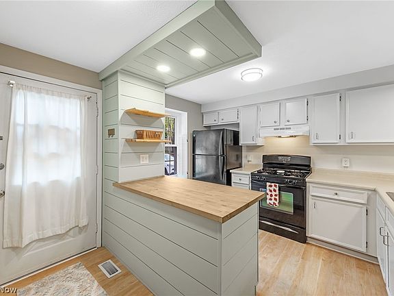 4th image of 3848 Lake Run Blvd