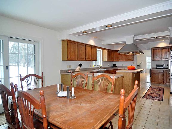 Large Eat-In Kitchen
