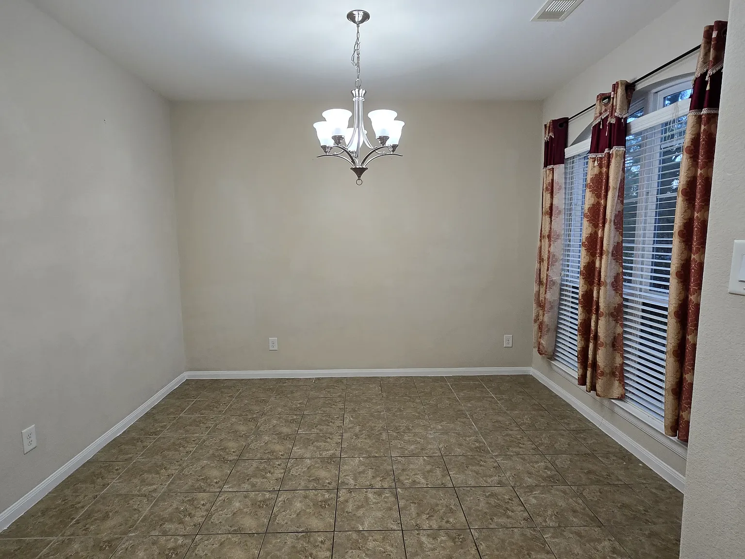 5 bed, 2.5 bath, 2541 sqft, $2,499 — Photo 3
