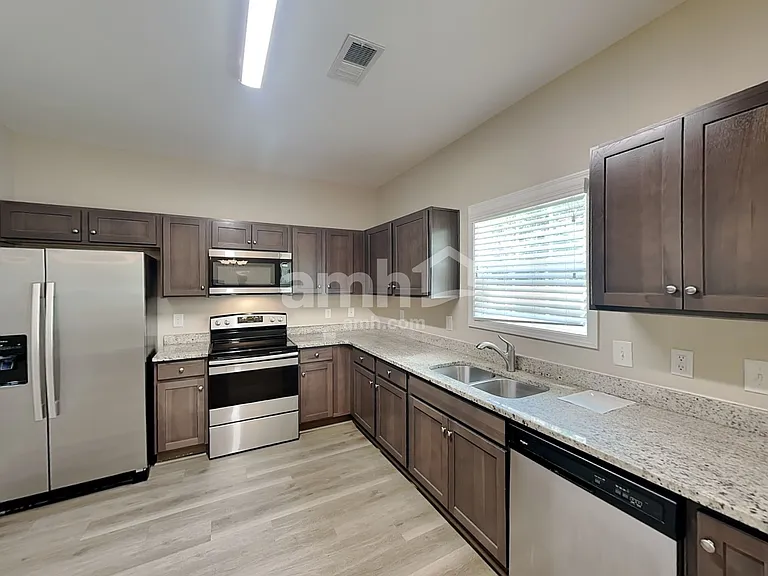 913 Beverly Ct — Photo 3