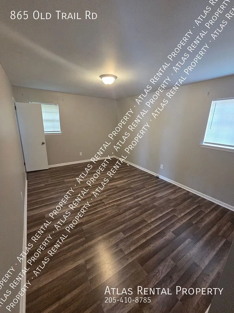 Cozy 2 Bedroom Home! Pet Friendly! — Photo 4