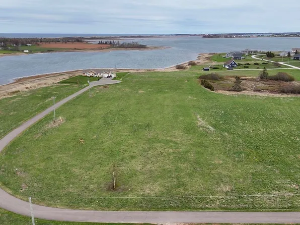85 Parkside Dr, Charlottetown, PE C1E 1M7