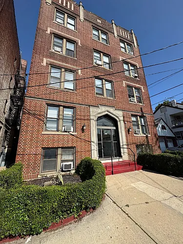 807 - Trefoil Manor Photo 1