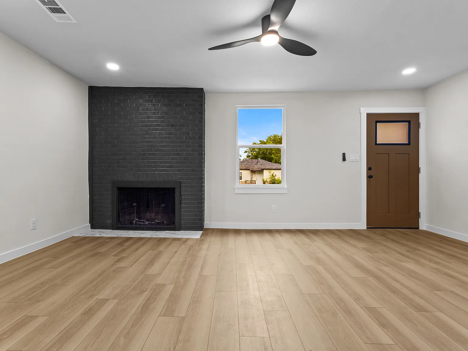 3 bed, 1300 sqft, $2,290 — Photo 2