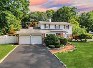 10 Beecher St, Coram, NY 11727