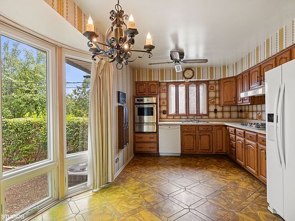 5th image of 380 Norman Ct