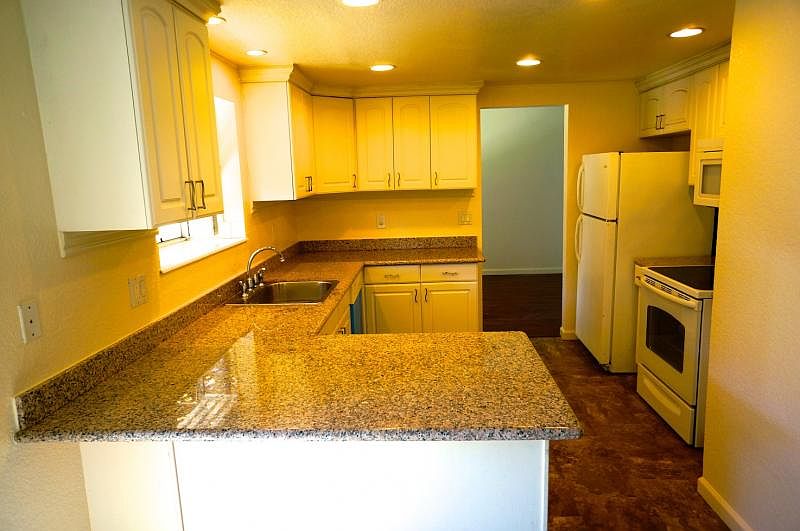 2nd image of 817 Oakwood Way