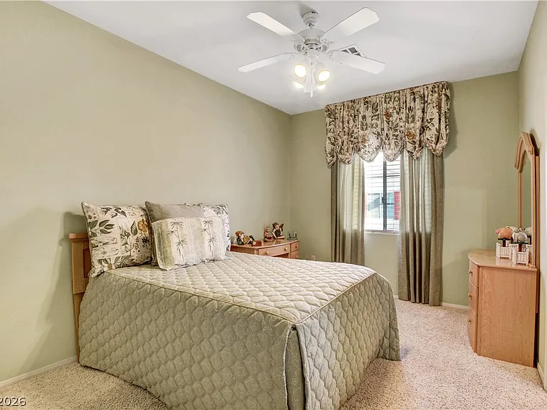 251 Queens Ct — Photo 32