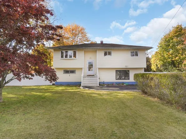 1552 E Forks Road, Bay Shore, NY 11706