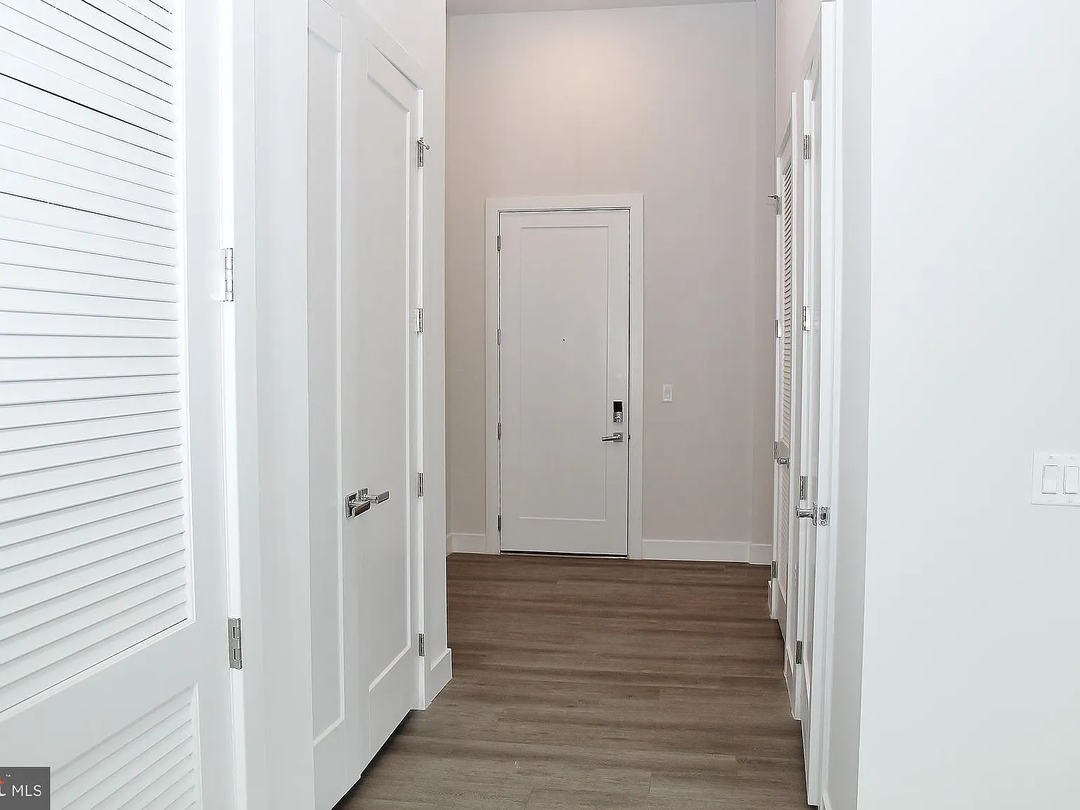 3 bed, 2.5 bath, 1915 sqft, $6,150 — Photo 2