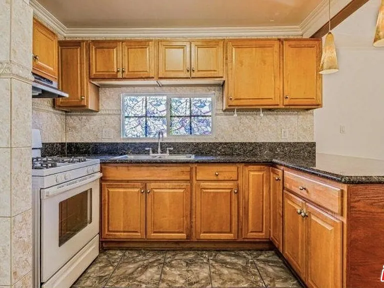 110 S Alexandria Ave — Photo 8