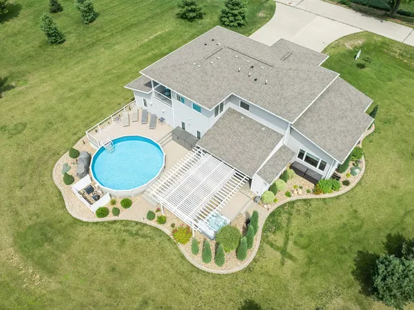 400 Douglas Rd, Waterloo, IA 50703