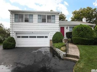 16 Cranberry Ln, Plainview, NY 11803