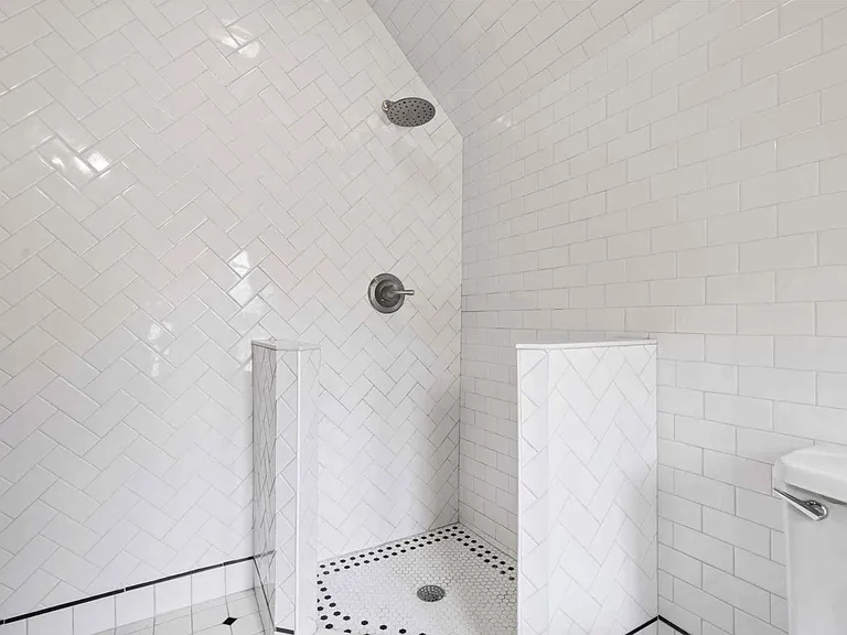 502 W 8th St — Photo 7