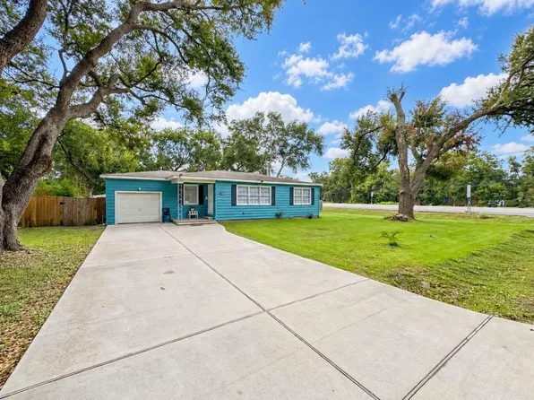 6737 E Bayou Dr, Hitchcock, TX 77563