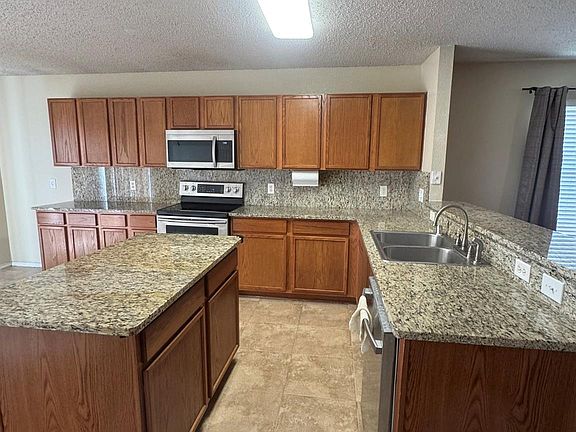 4th image of 1574 Thornhill Ln