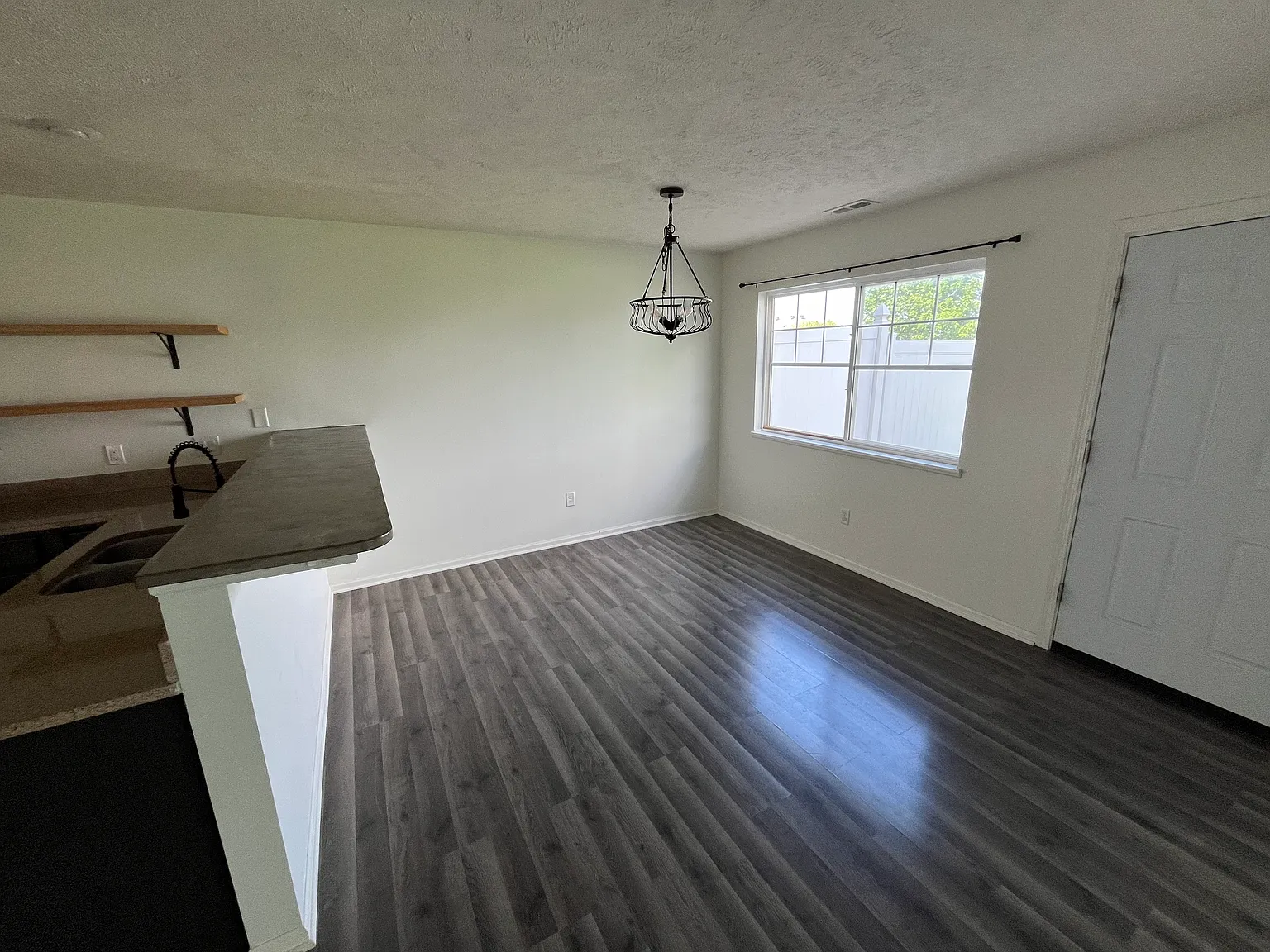 3 bed, 2.5 bath, 1700 sqft, $2,300 — Photo 4