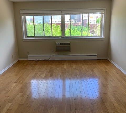3rd image of 1800 Lasalle Ave Unit 203
