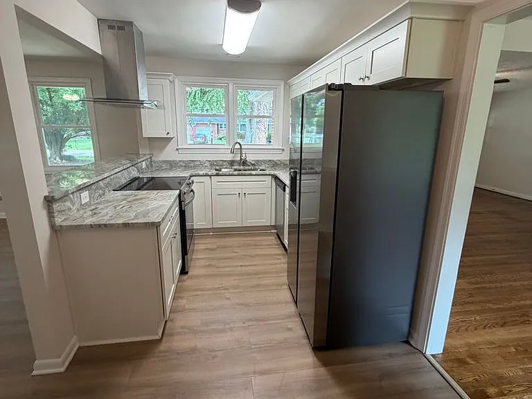1221 Burlington Rd — Photo 3