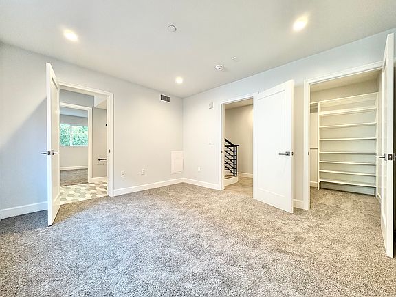 4th image of 6033 Romaine St #Q3