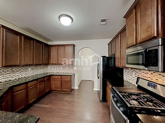 4th image of 247 Highland Village Ln