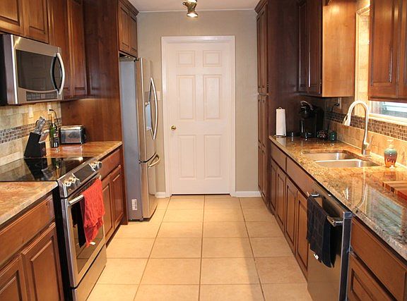 4th image of 1113 Brookhollow Dr