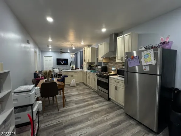 53 Center St, Clifton City, NJ 07011