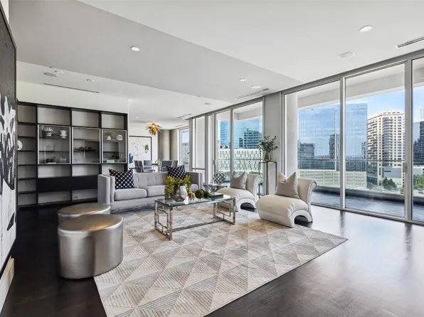 2408 Victory Park Ln APT 1037, Dallas, TX 75219