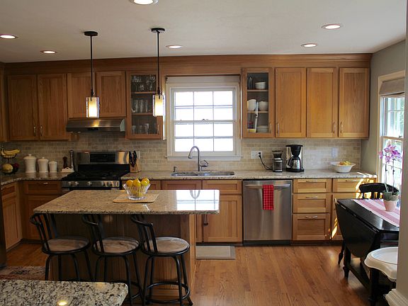 4th image of 921 Magnolia Ave