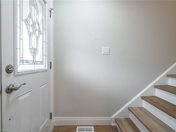 4th image of 88 Ivon Ave