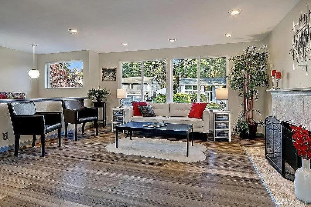 5 bed, 2710 sqft, $4,499 — Photo 2