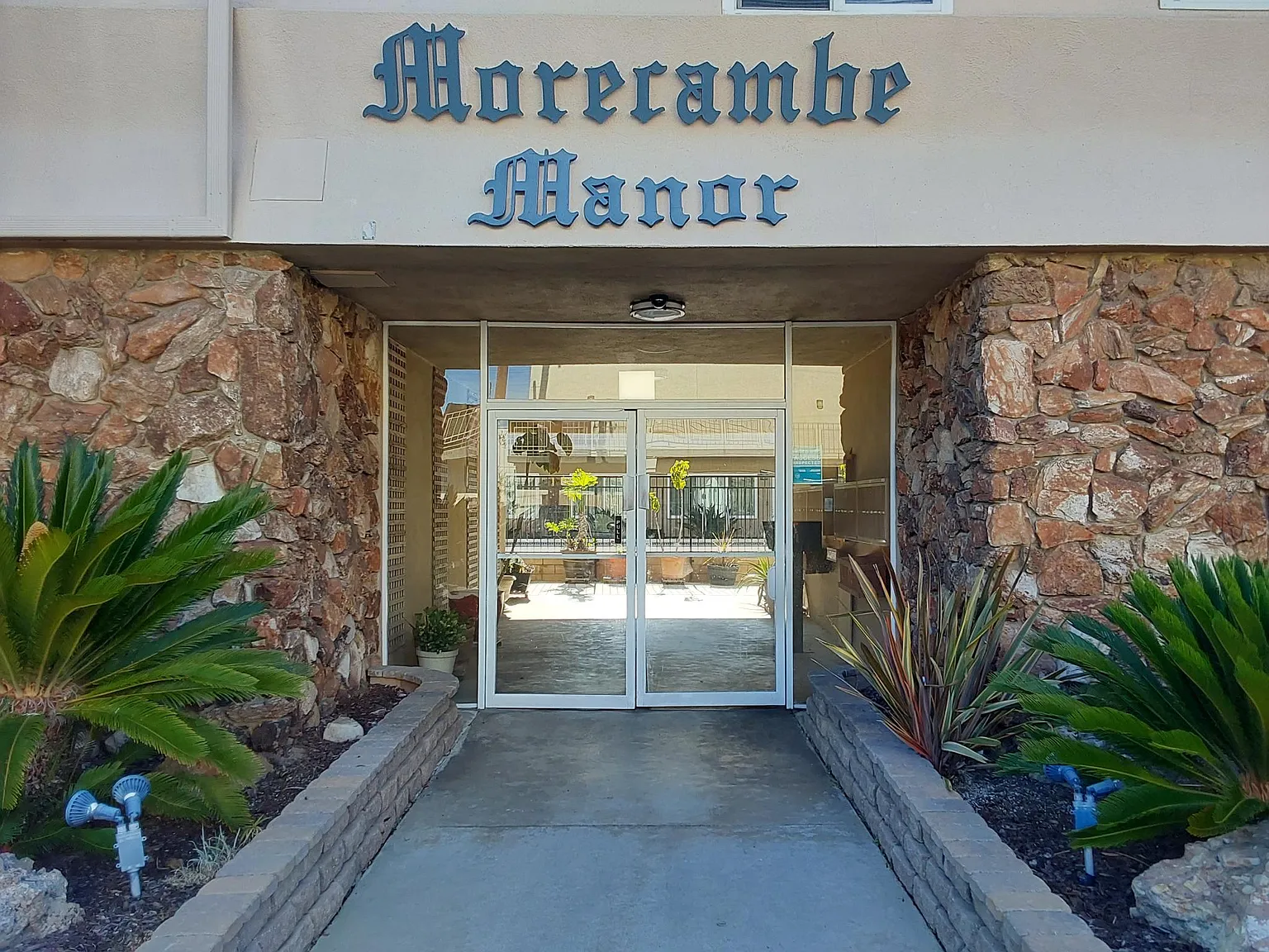 Moracambe Manor Apartments — Photo 1