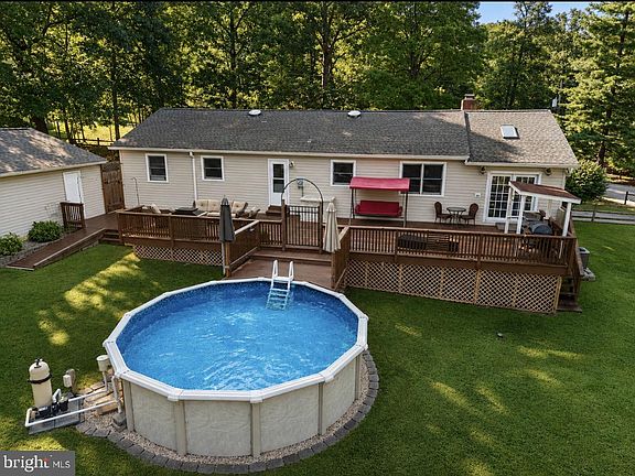 4th image of 453 Sylvan Ln