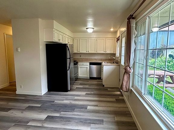 3rd image of 3454 Chiefs Ct NE