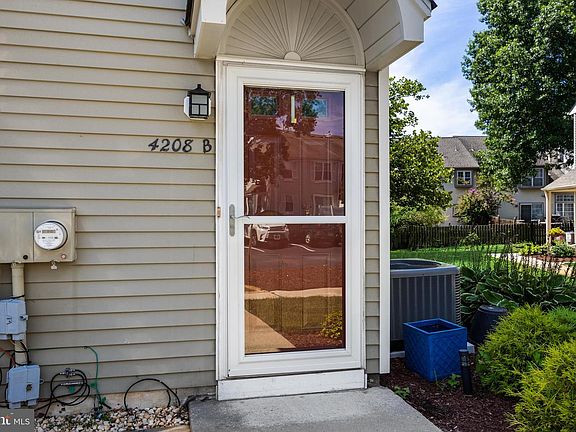 2nd image of 4208 Fenwick Ln