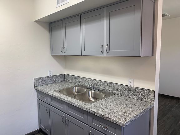 3rd image of 3700 N Fairview Ave #1B-1Ba