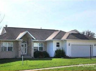 850 Forest Edge Dr, Coralville, IA 52241