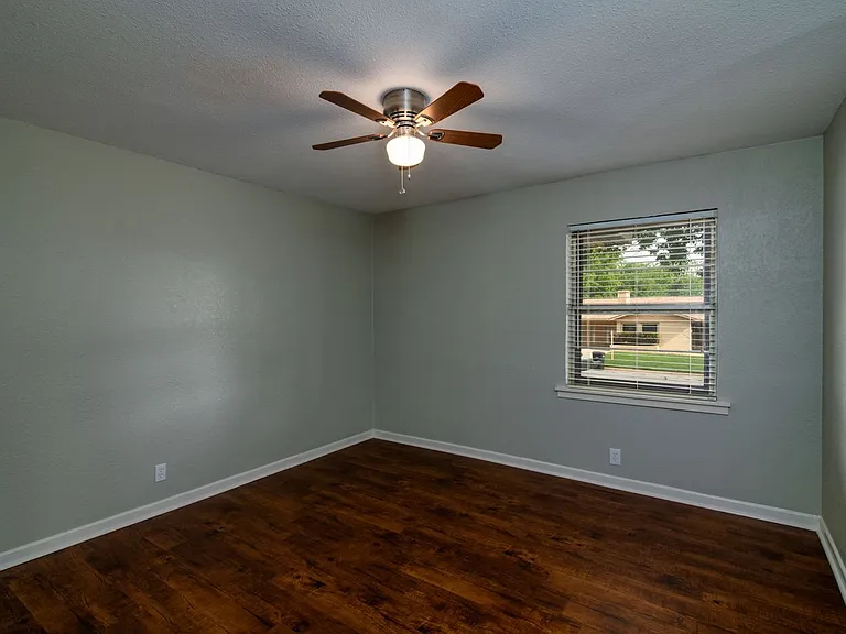 2416 Hillview Dr — Photo 11