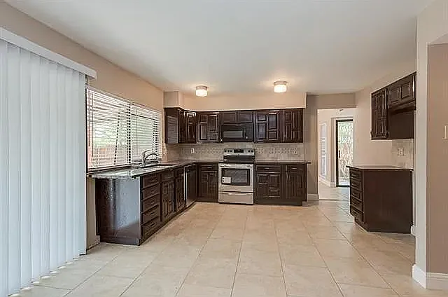 2124 Courtland Cir — Photo 6