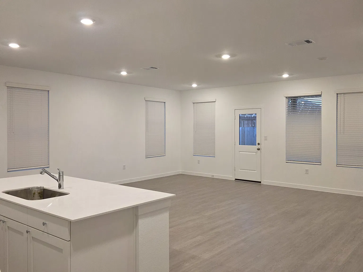 4 bed, 2400 sqft, $2,660 — Photo 3