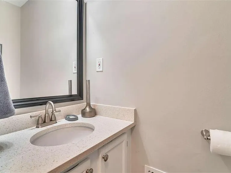 2101 Valley Oaks Dr SE — Photo 6