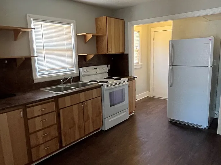 1826 Oregon Ave — Photo 11