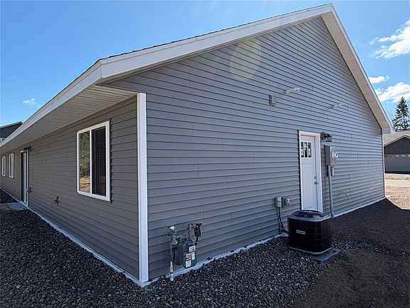 5th image of 15744 Logan Lane