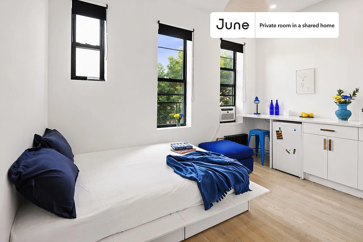Queen bedroom in 3 bed/3 bath home in Ridgewood #1882 B — Photo 1