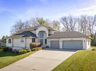 606 Barrington Dr E, Shakopee, MN 55379